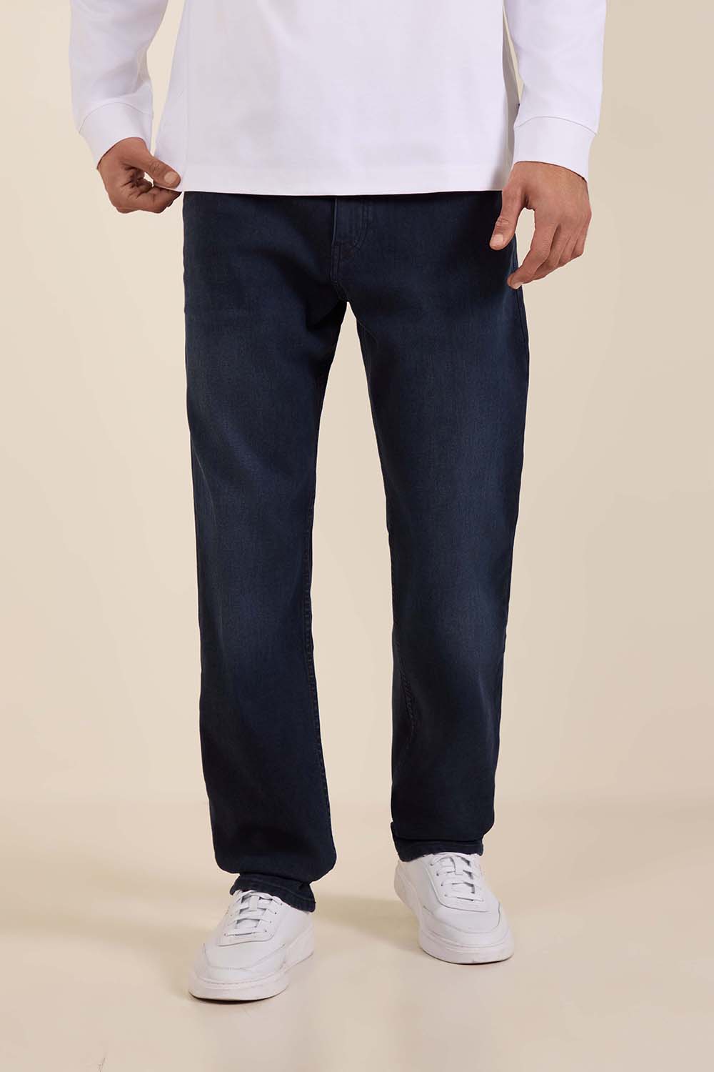 תמונת דוגמן קידמית של מכנסי ג'ינס בגזרה ישרה