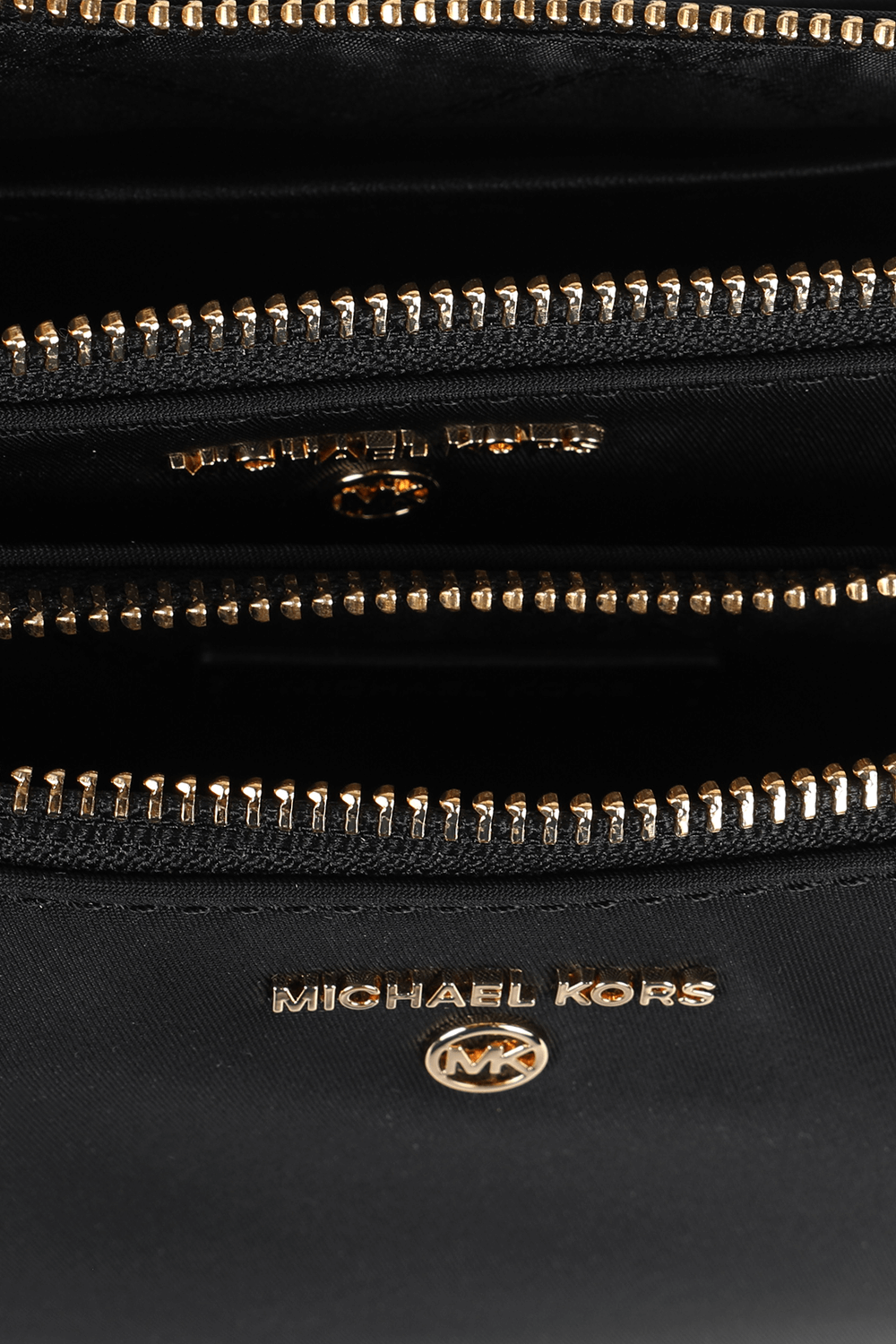 תמונת פנים של תיק פאוץ' בגודל מדיום בגוון שחור