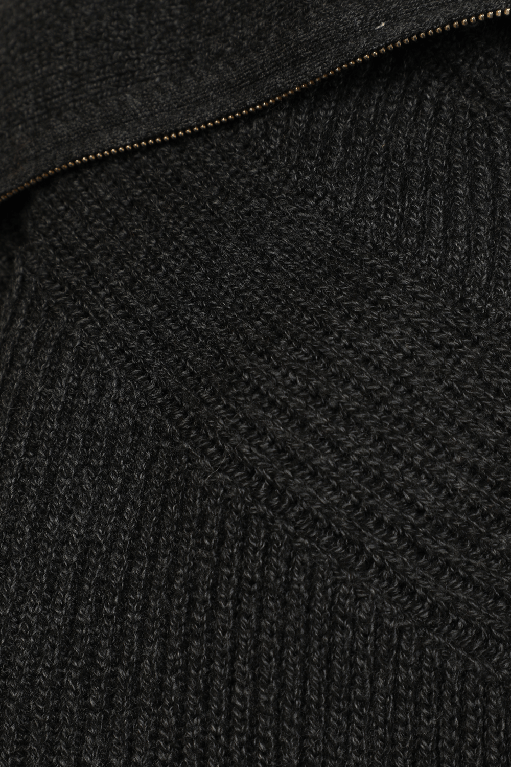 תמונה אחורית של Joanna Front Zip Ribbed Sweater In Smoky Black