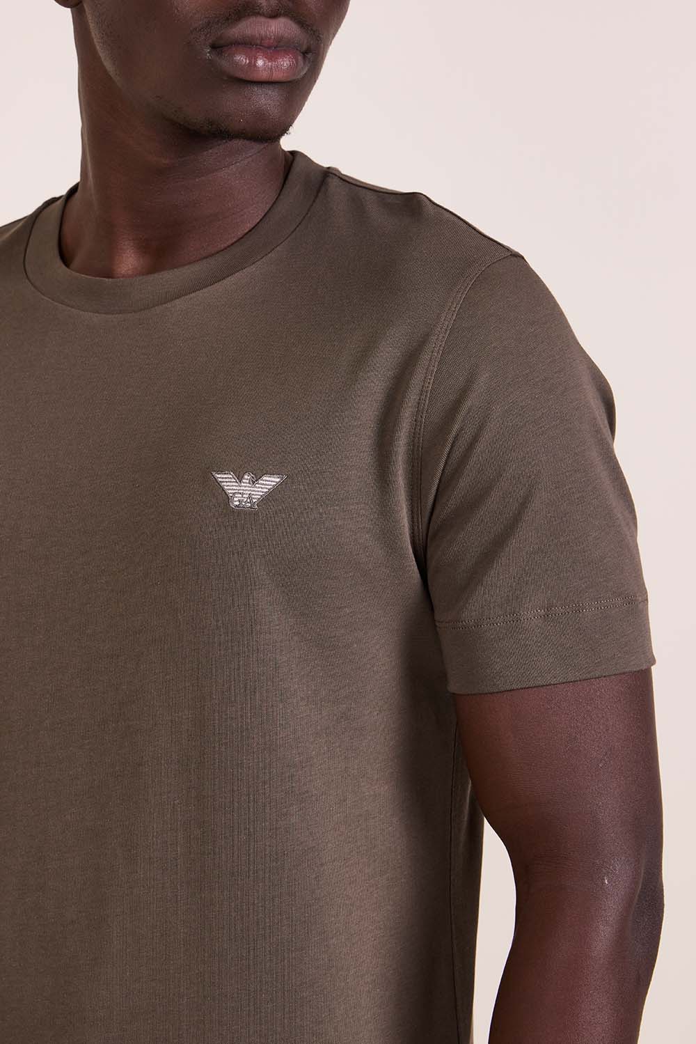 תמונת תקריב דוגמן של חולצת טי