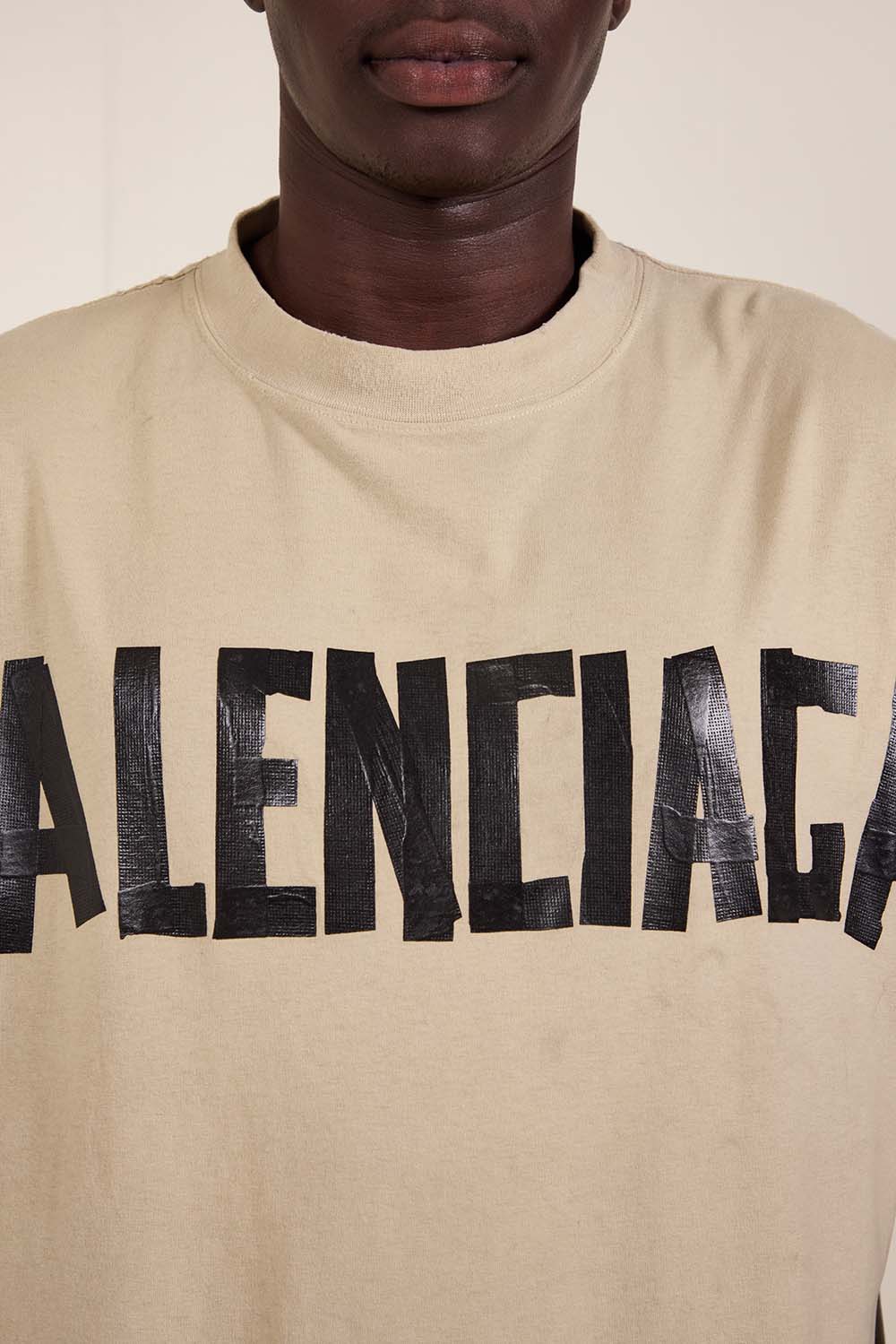 תמונת תקריב דוגמן של חולצת טי