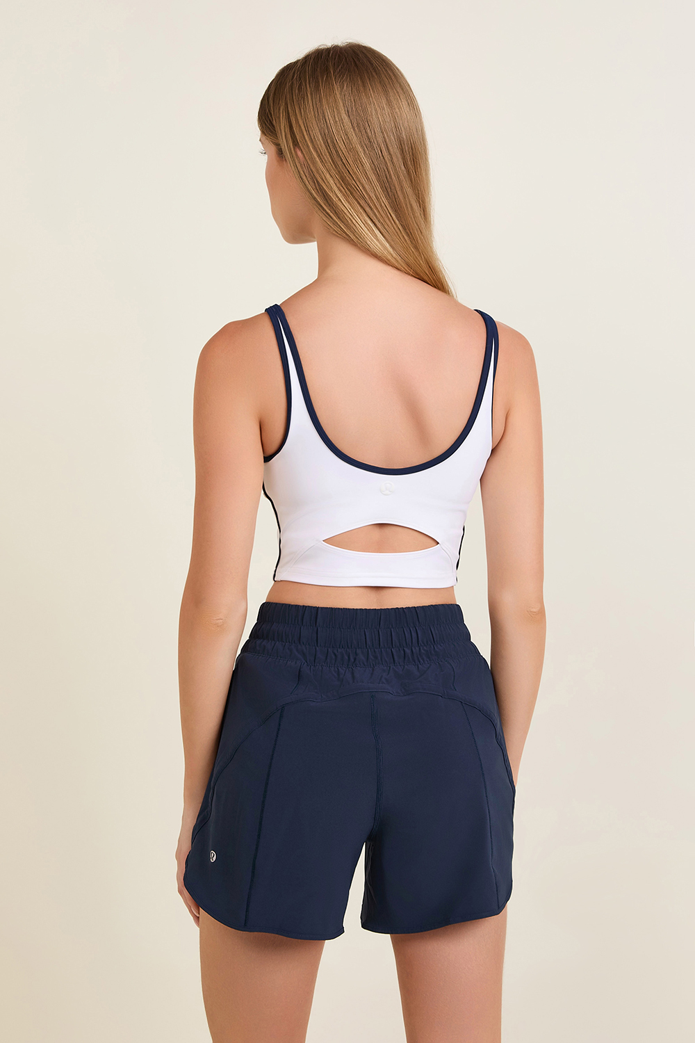 תמונת דוגמן אחורית של Scoop neck cutout tennis tank