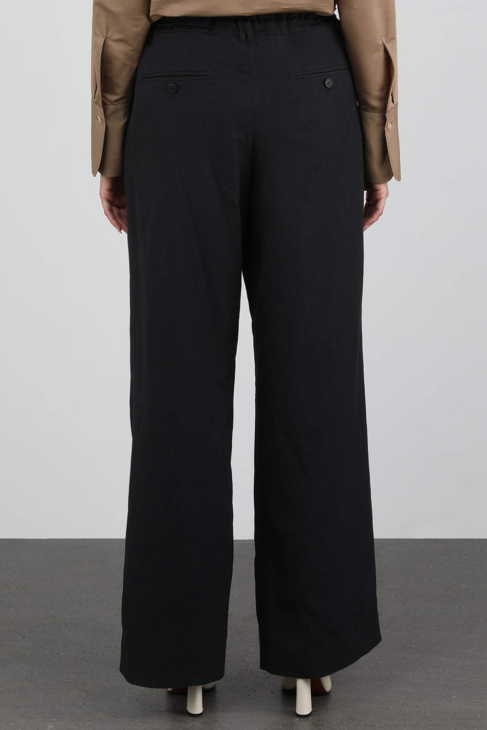 תמונת דוגמן אחורית של מכנסיים מחויטים שחורים בגזרה גבוהה