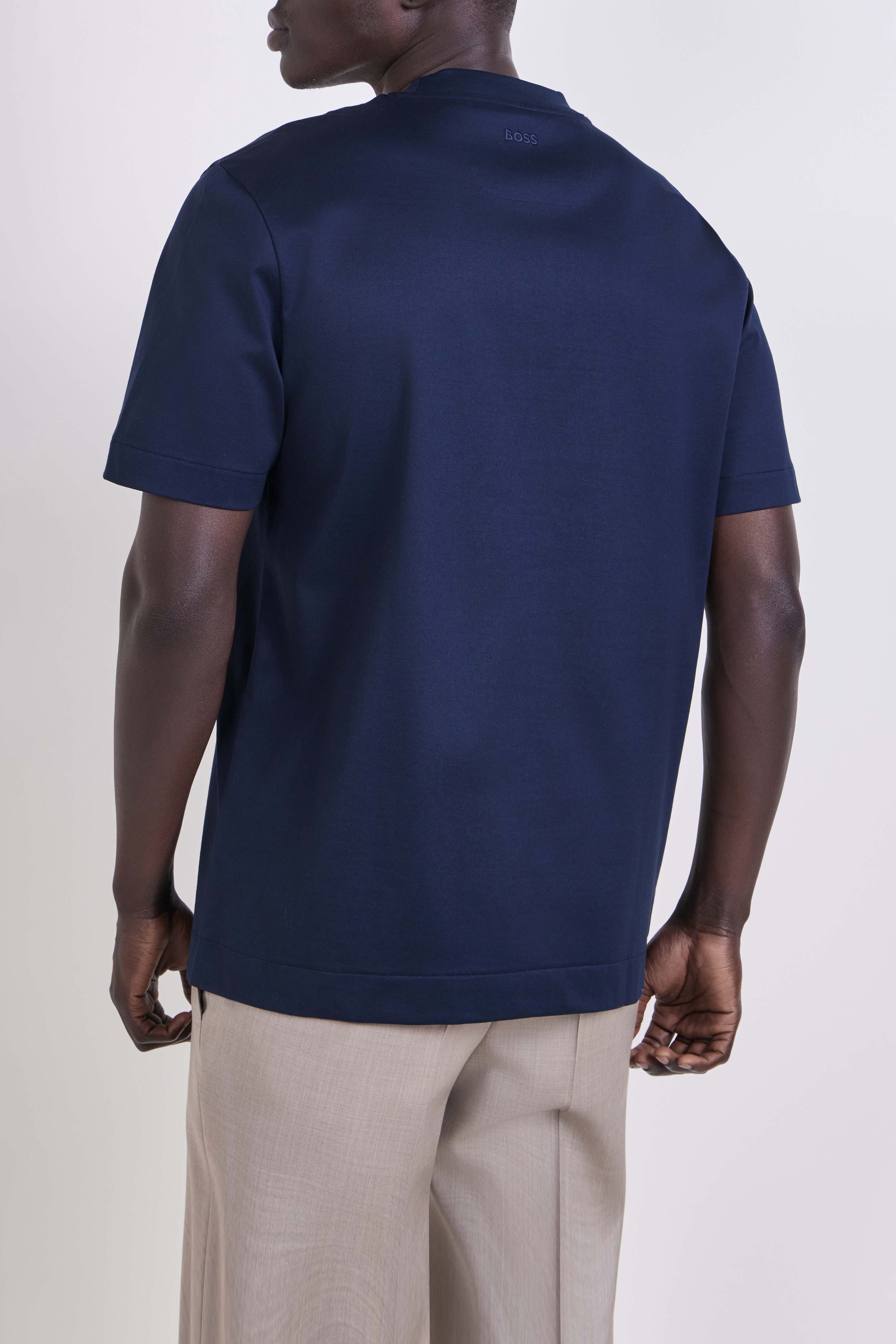 תמונת דוגמן אחורית של חולצת טי בוס X אסטון מרטין