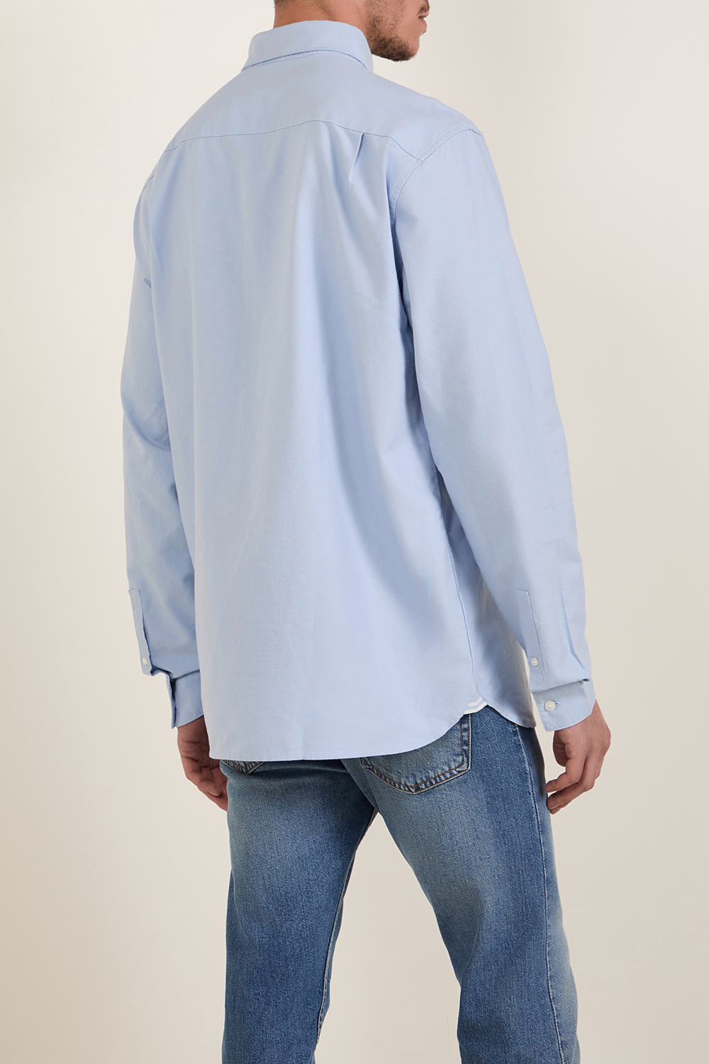 תמונת דוגמן אחורית של חולצת כפתורים