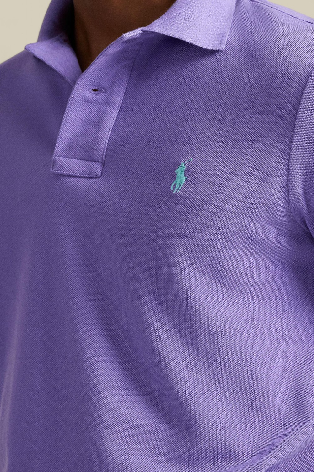 תמונת תקריב דוגמן של חולצת פולו