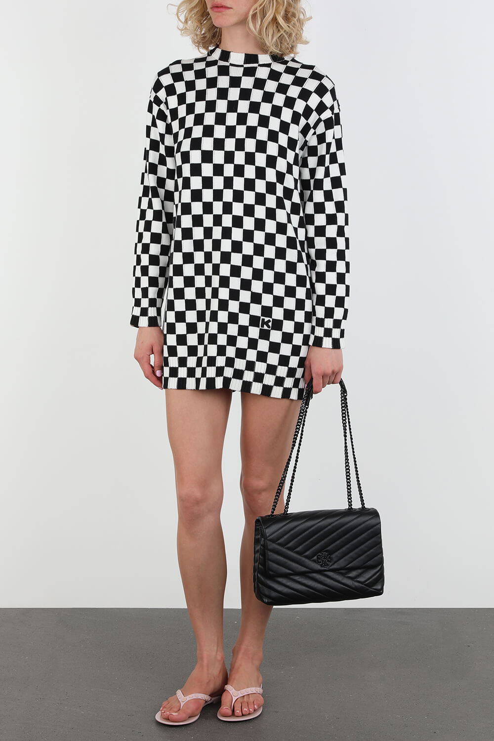 תמונת דוגמן קידמית של כפכפי אצבע ג'לי עם ניטים