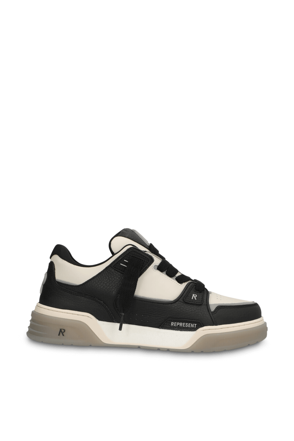 תמונה קידמית של נעלי סניקרס סטודיו