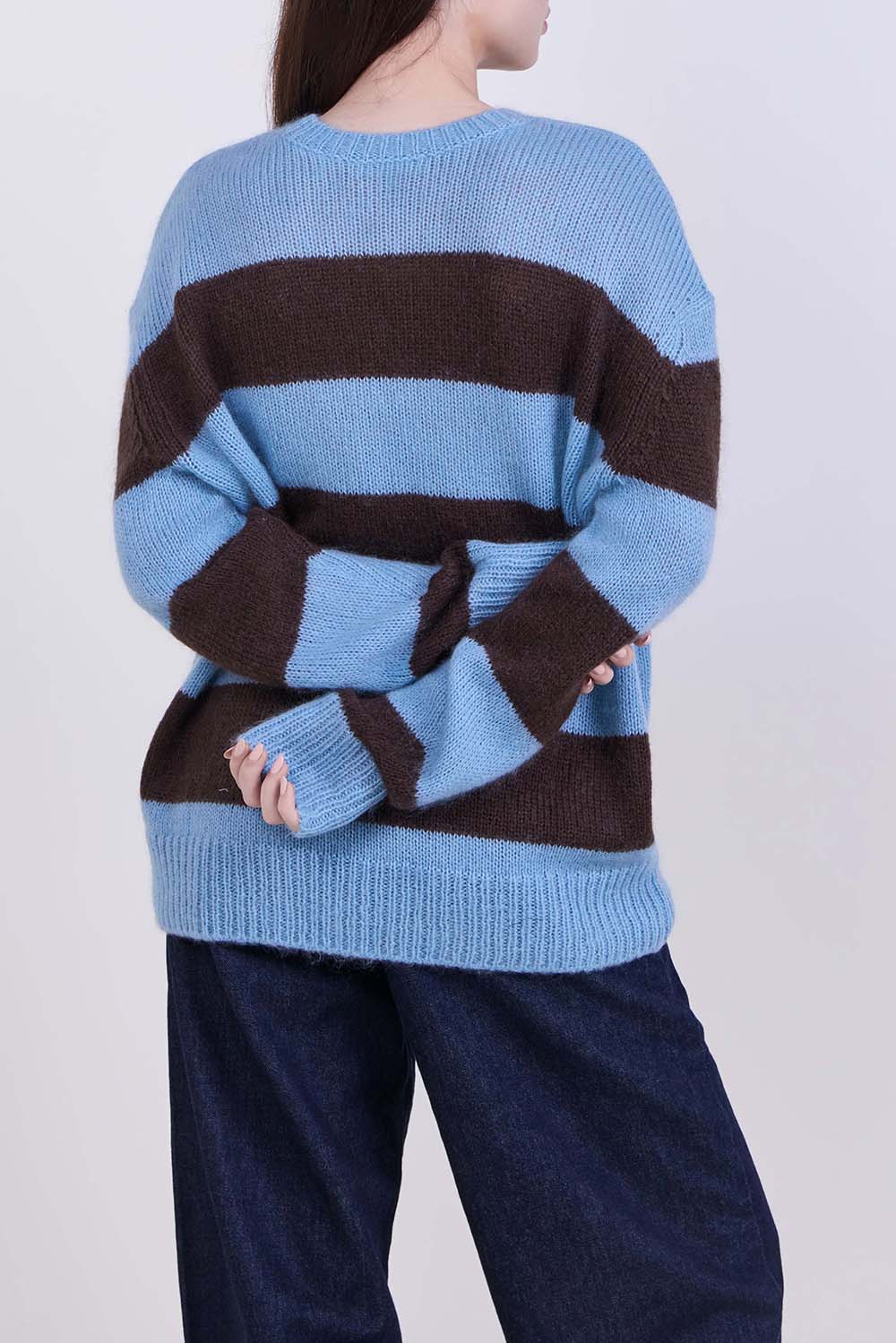 תמונת דוגמן אחורית של סריג פסים צמר