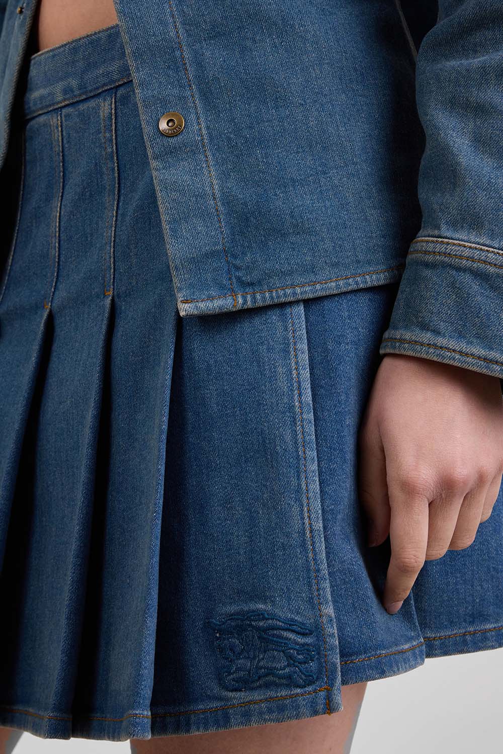 תמונת תקריב דוגמן של חצאית ג'ינס קפלים