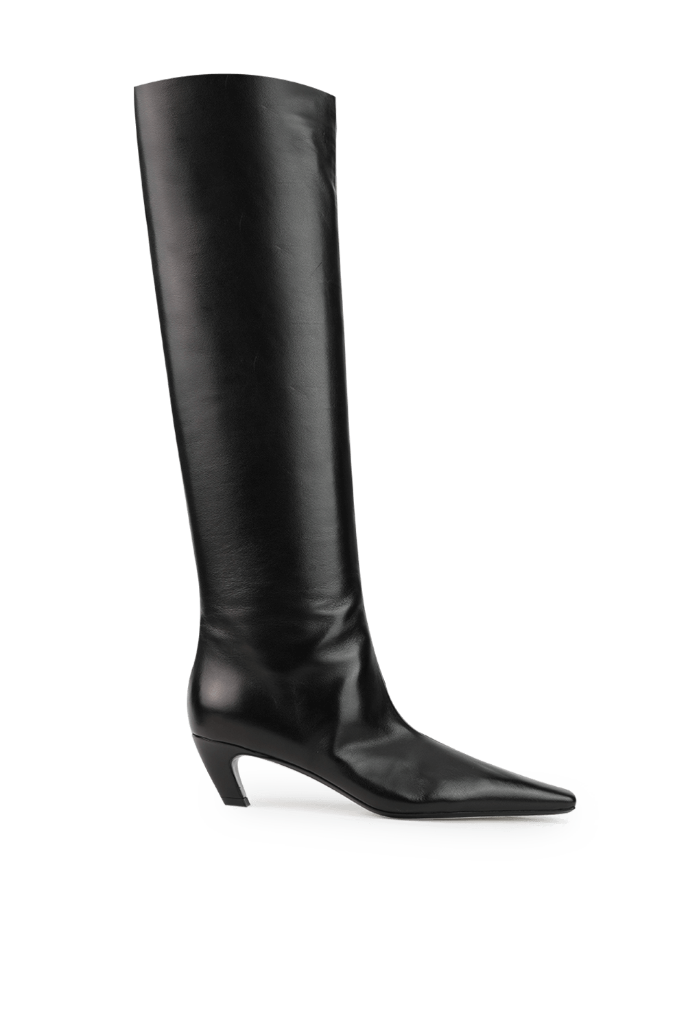 תמונה קידמית של מגפיים שחורים גבוהים מעור