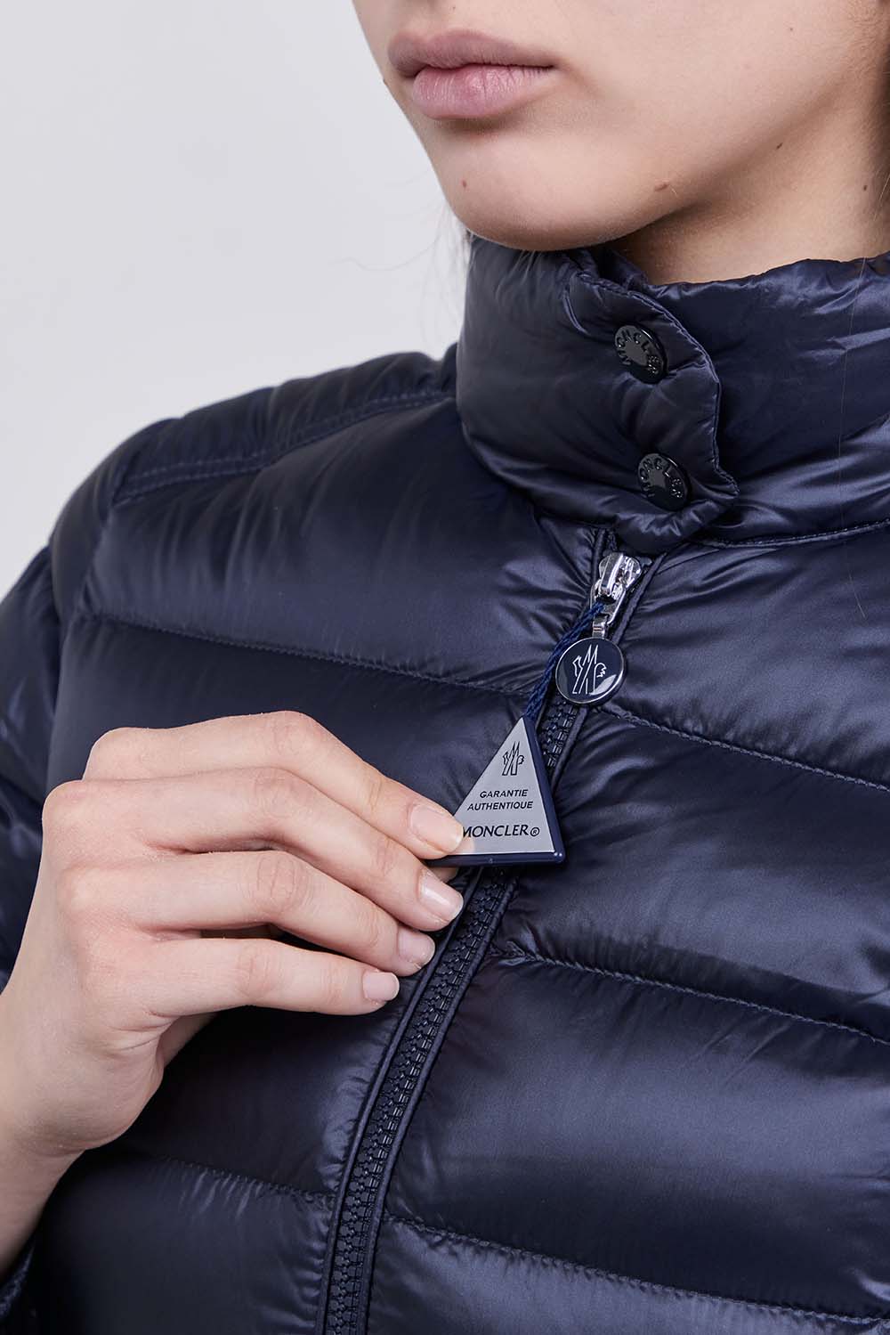 תמונת תקריב דוגמן של מעיל פוך ארוך