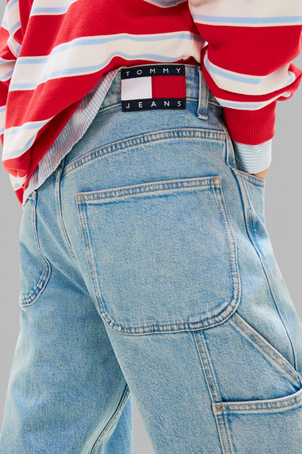 תמונת תקריב דוגמן של מכנסי ג'ינס בגזרה משוחררת