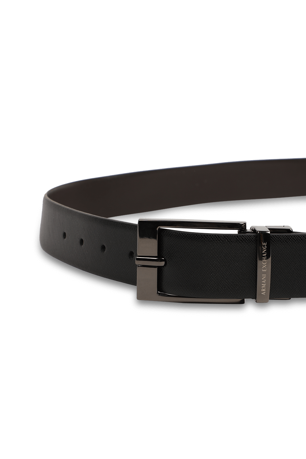 תמונת תקריב של חגורת עור עם אבזם מטאלי