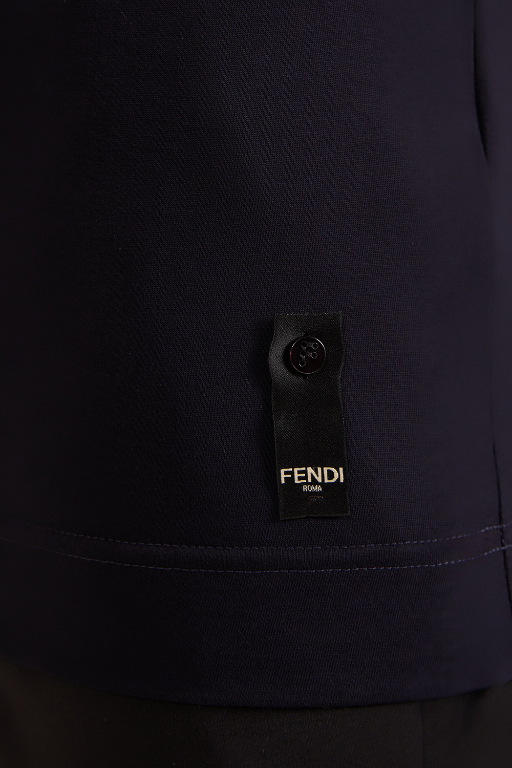 תמונת תקריב דוגמן של חולצת טי בעיצוב בנדנה