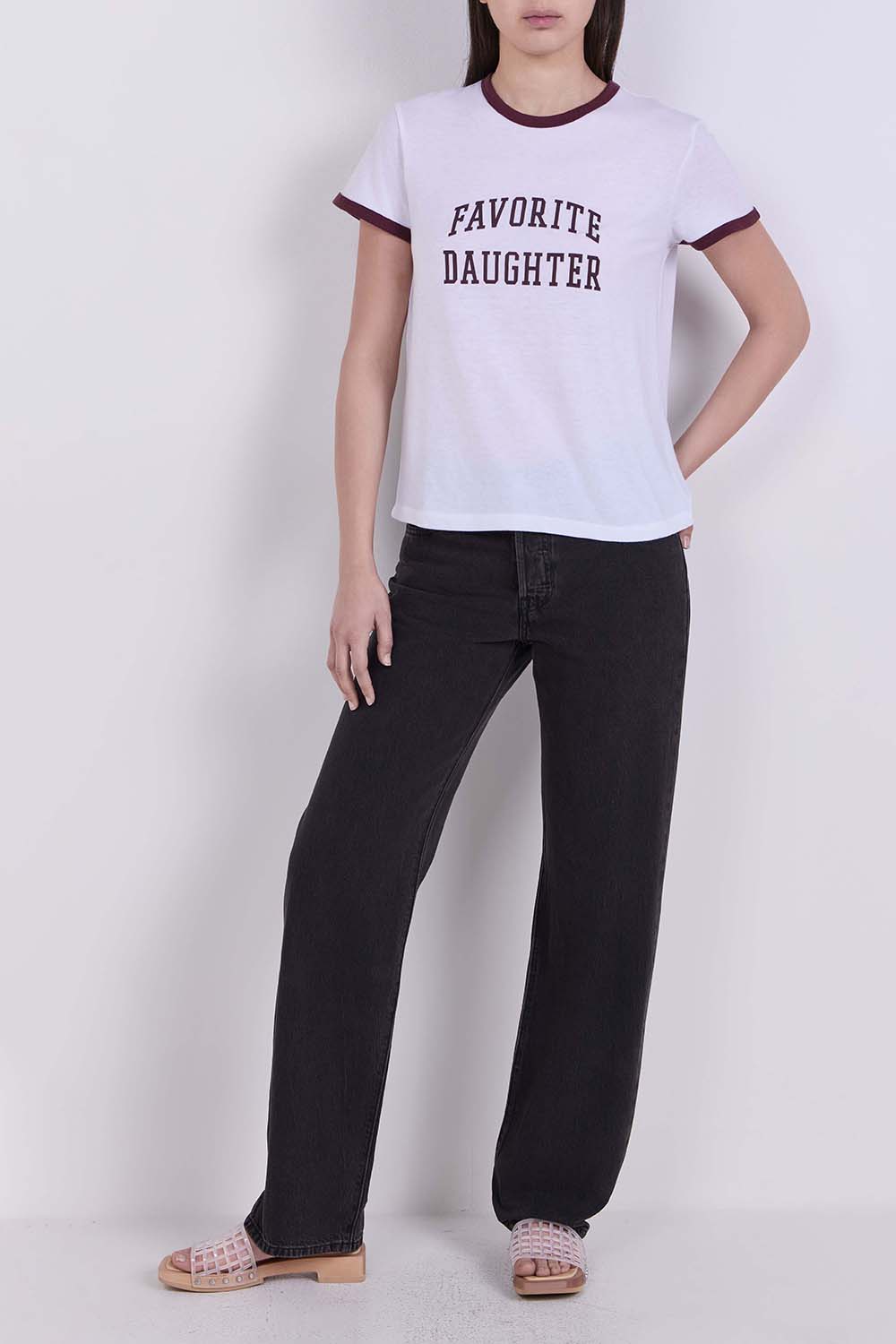 תמונת דוגמן קידמית של כפכפי עץ