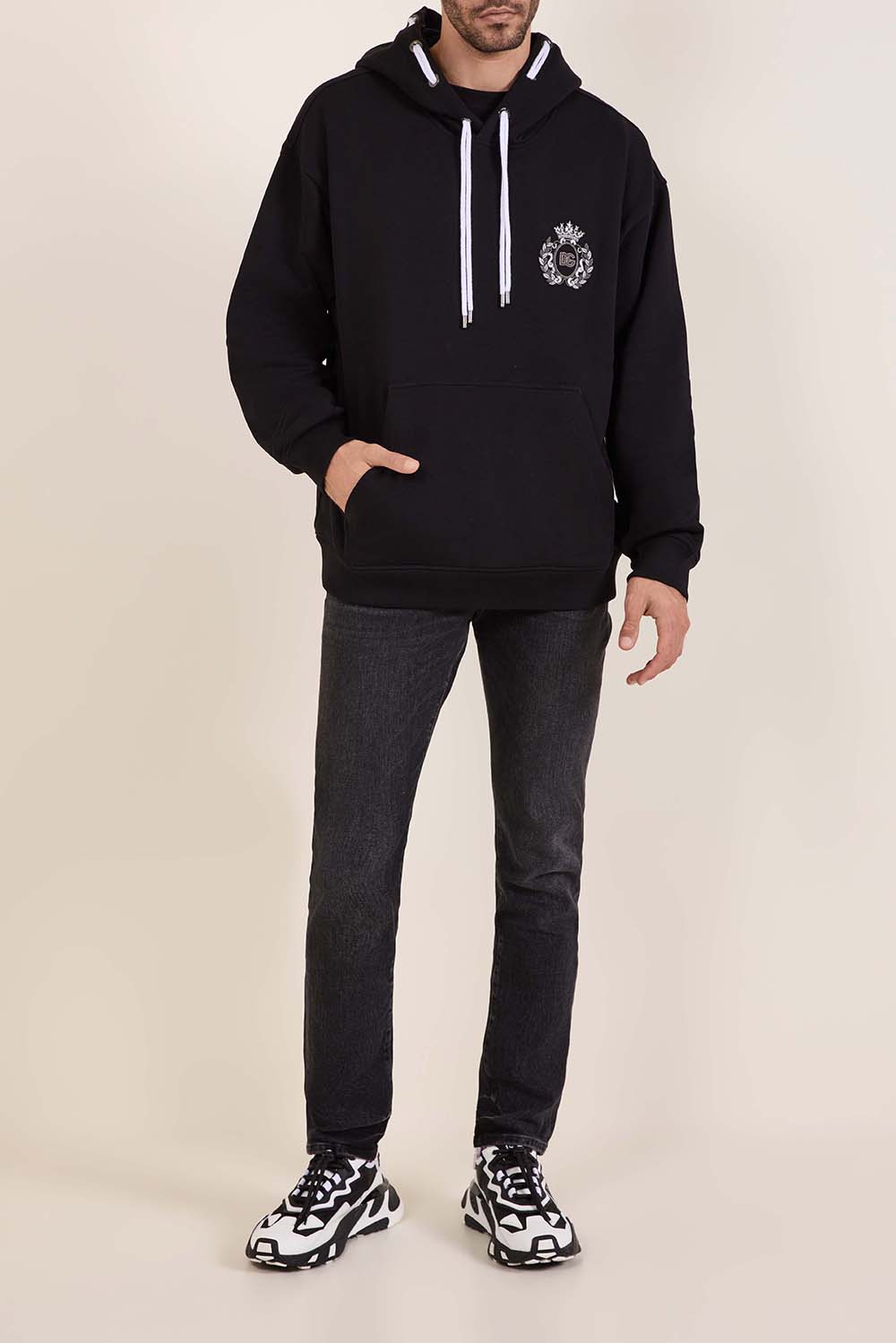 תמונת דוגמן קידמית של נעלי סניקרס