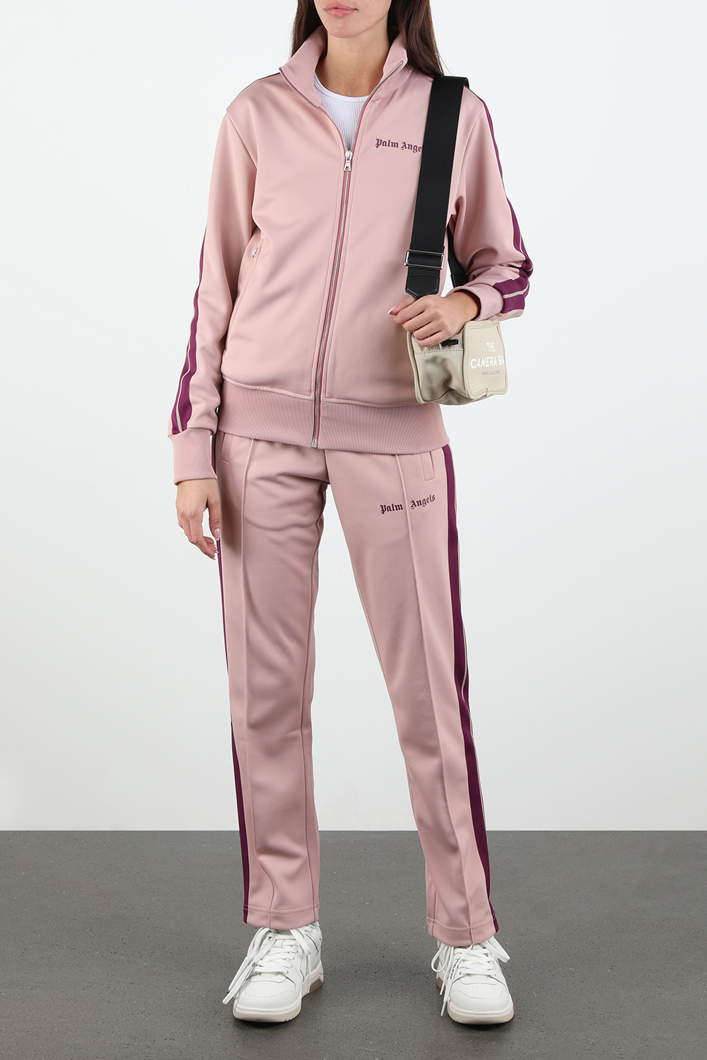 תמונת דוגמן קידמית של תיק קאמרה בגוון בז'