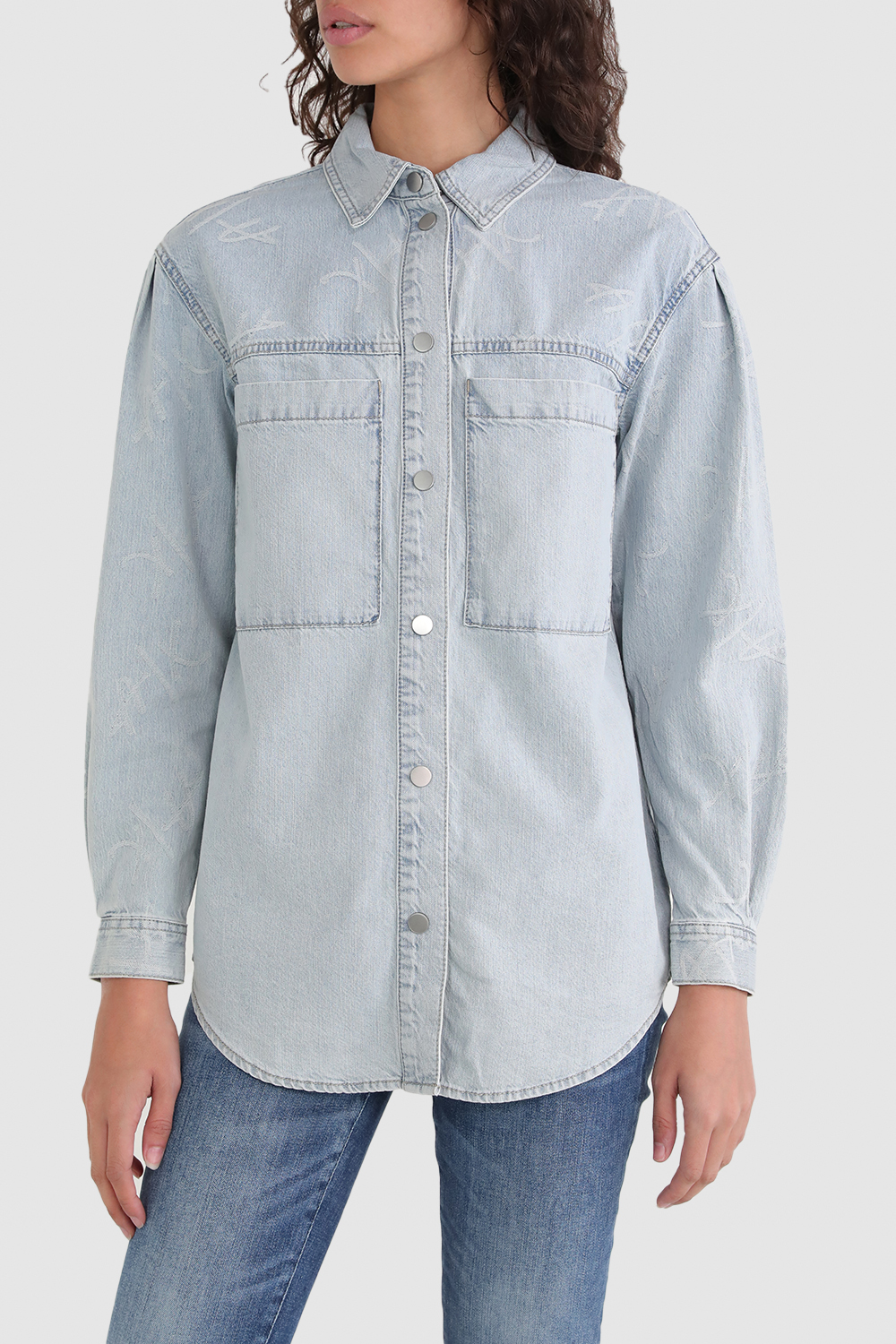 תמונת דוגמן קידמית של חולצה מכופתרת ג'ינס