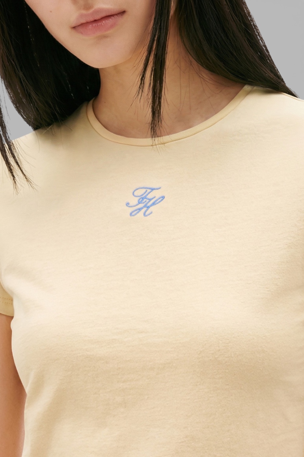 תמונת תקריב דוגמן של חולצת טי סלים