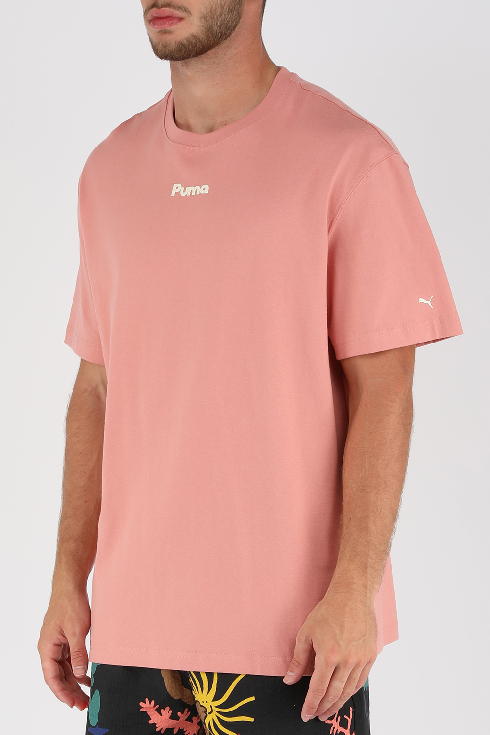 תמונת דוגמן קידמית של חולצת לוגו טי ורודה עם פרינט בגב