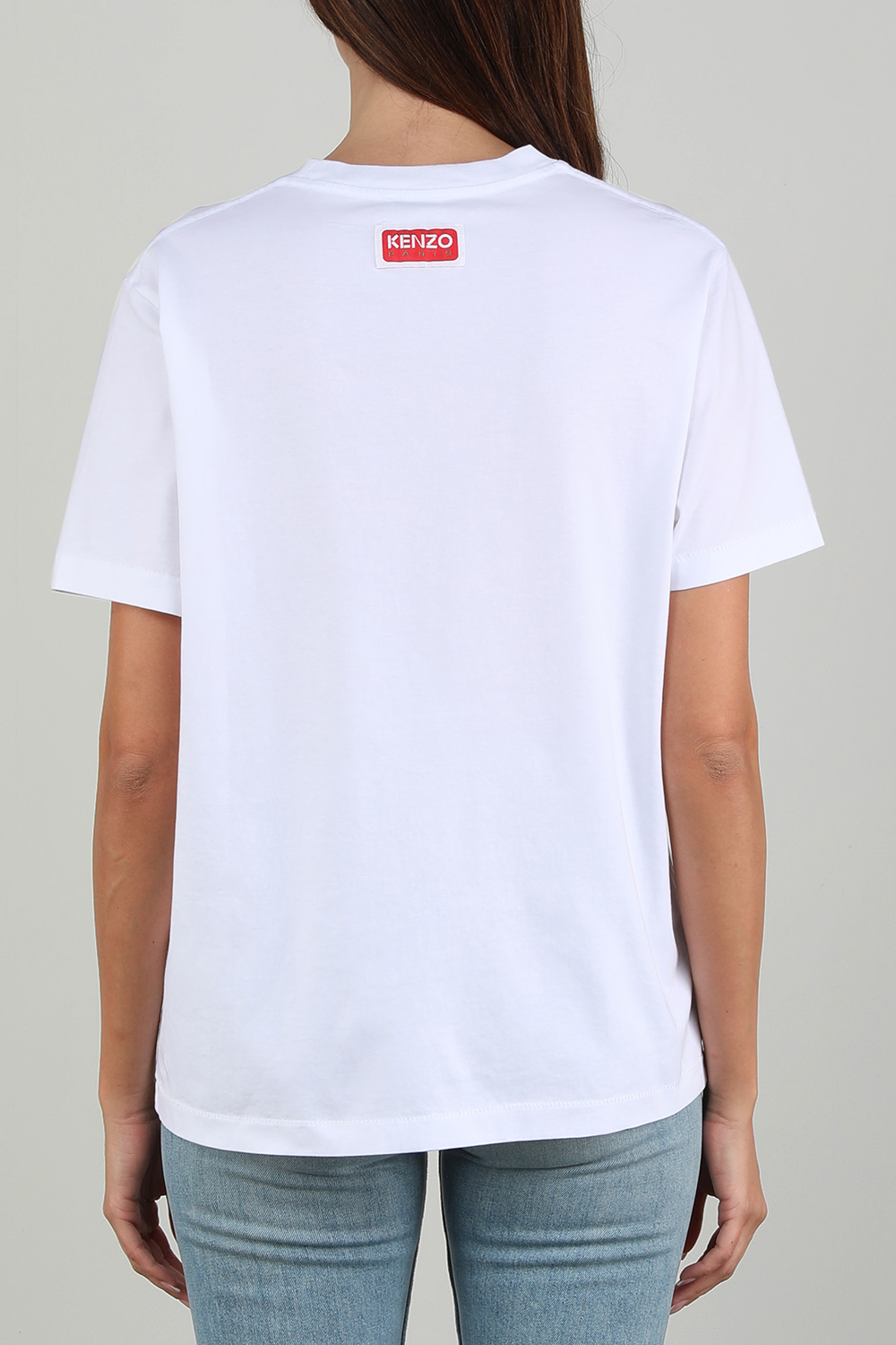 תמונת דוגמן אחורית של חולצת טי עם הדפס לוגו פרחוני