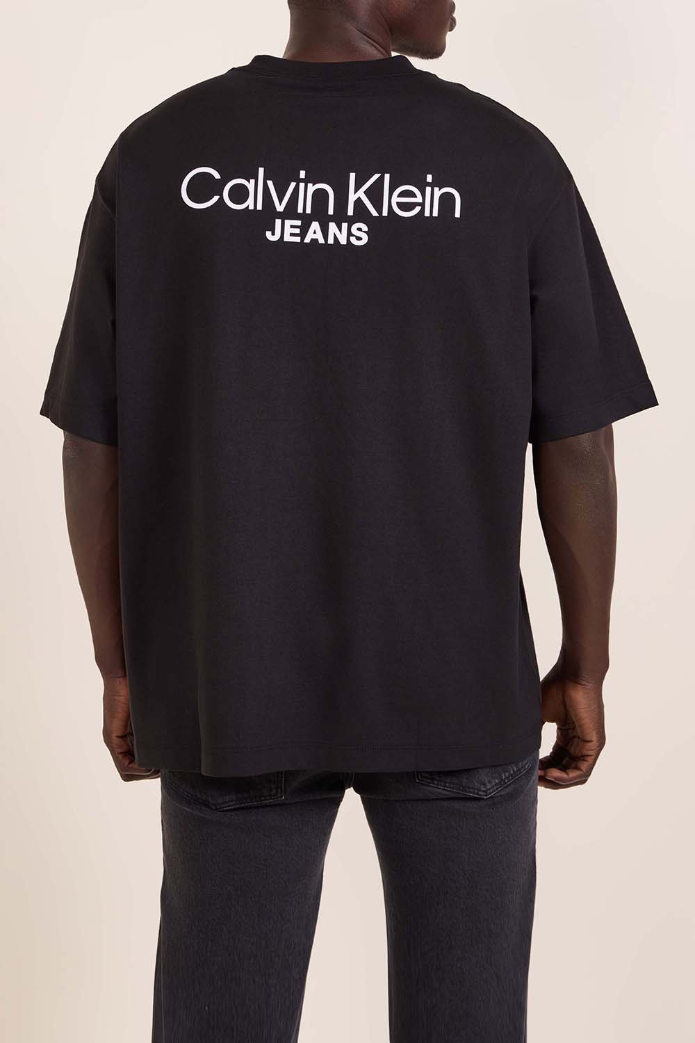 תמונת דוגמן אחורית של חולצת טי