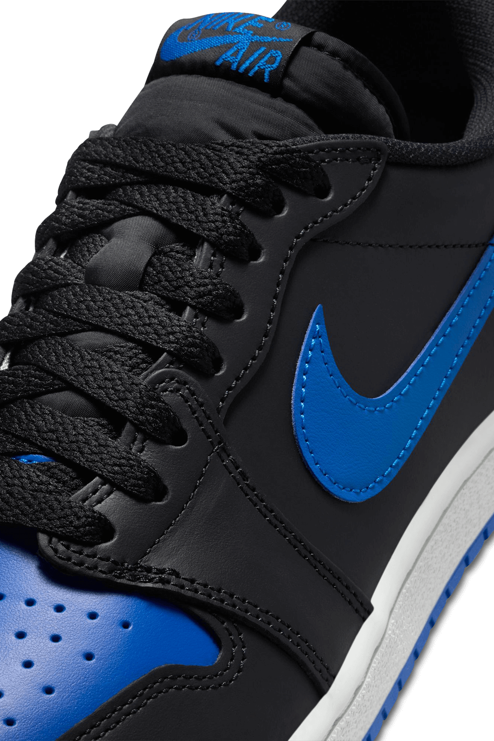 תמונת פנים של נעלי סניקרס אייר ג'ורדן 1 לאו 85