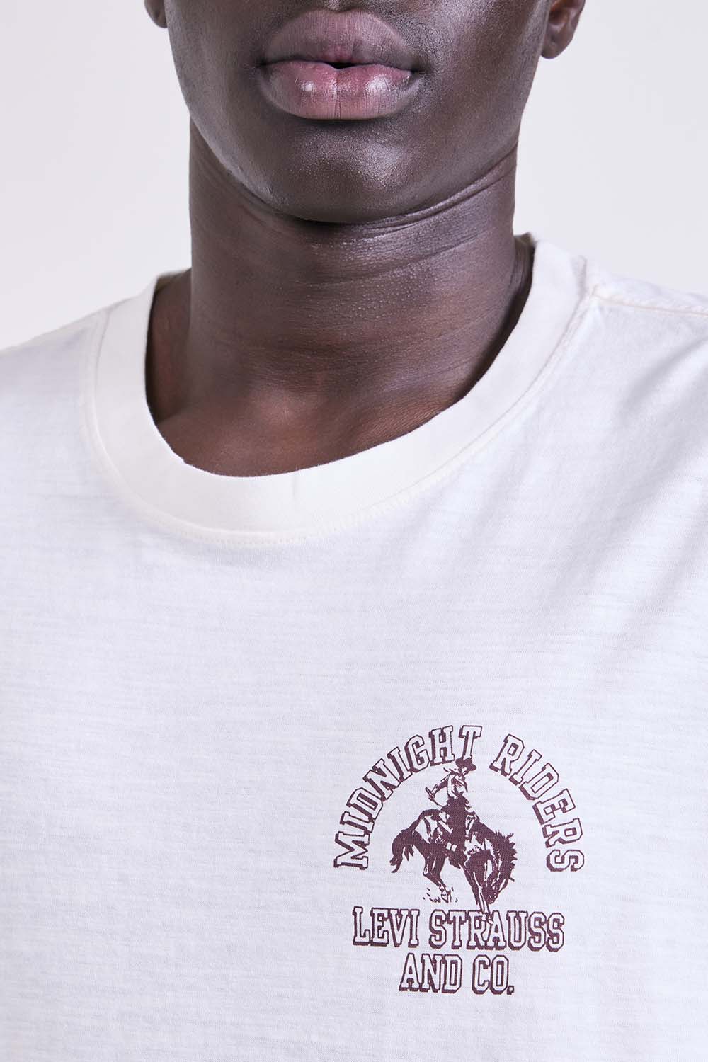 תמונת תקריב דוגמן של טי שירט אוברסייז