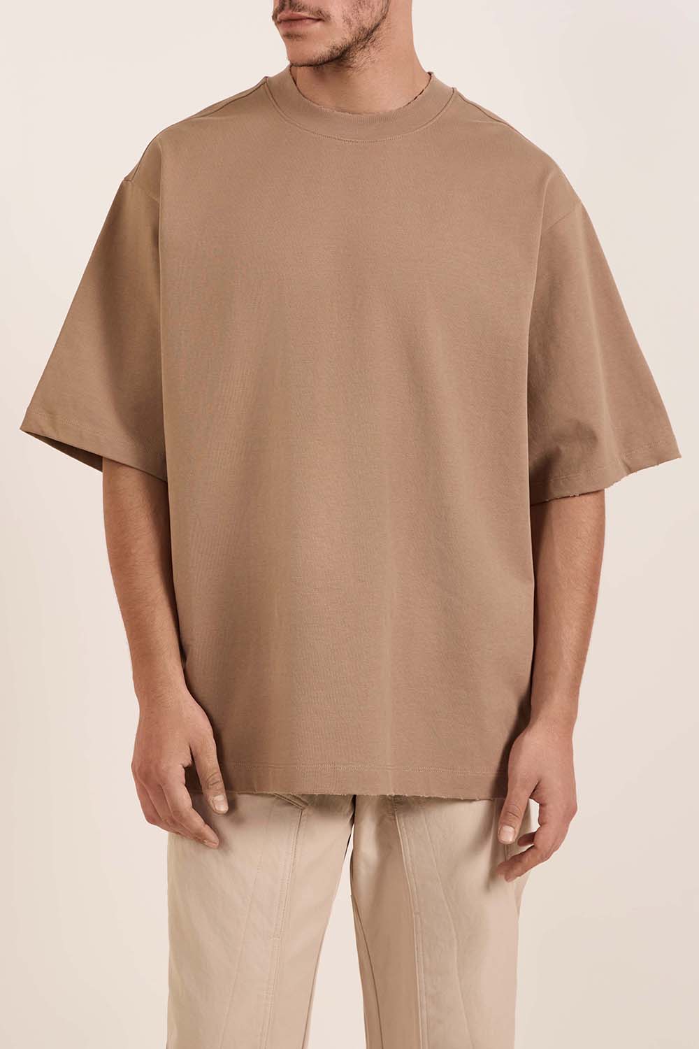 תמונת דוגמן קידמית של חולצת טי אוברסייז