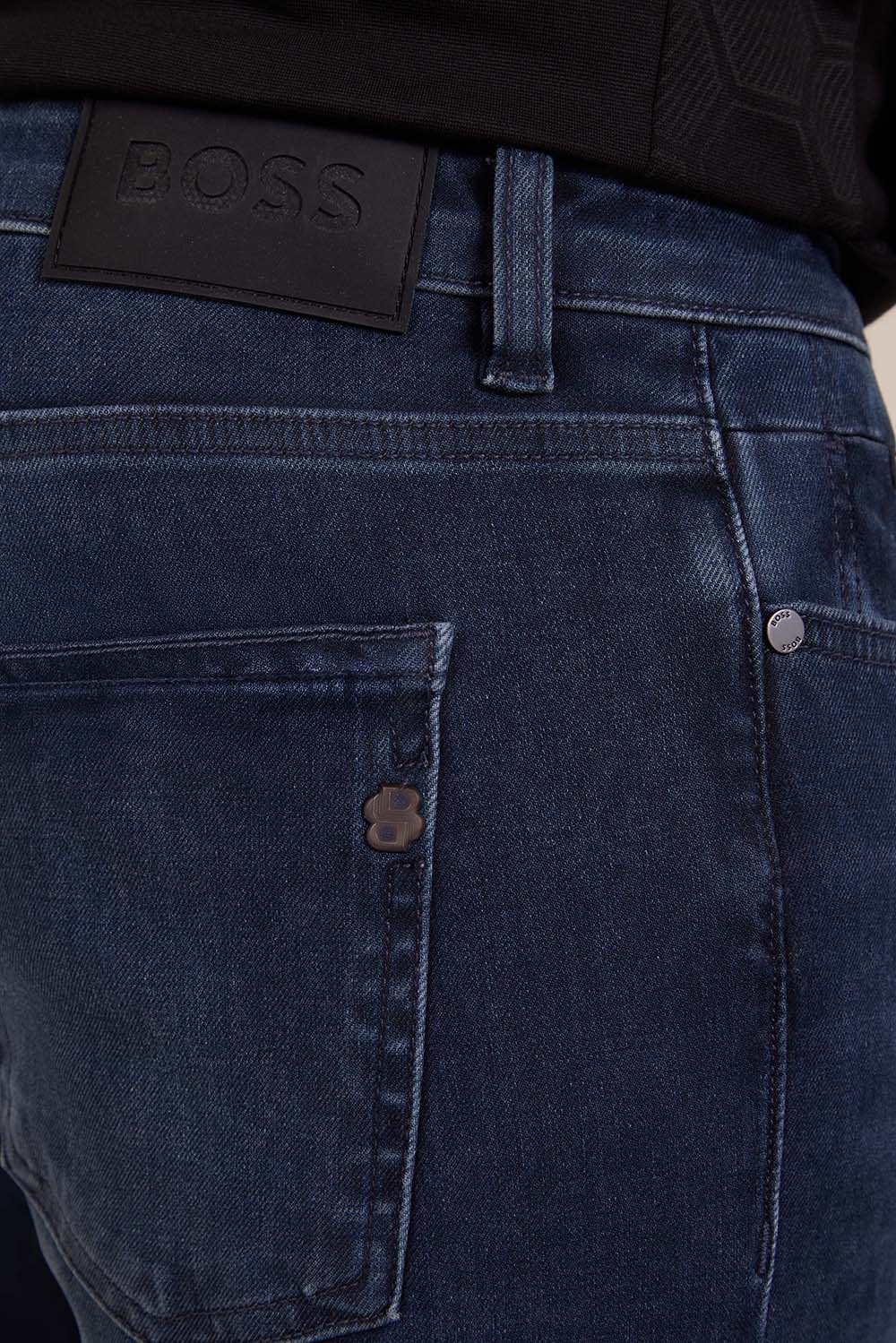 תמונת תקריב דוגמן של מכנסי ג'ינס בגזרת סלים