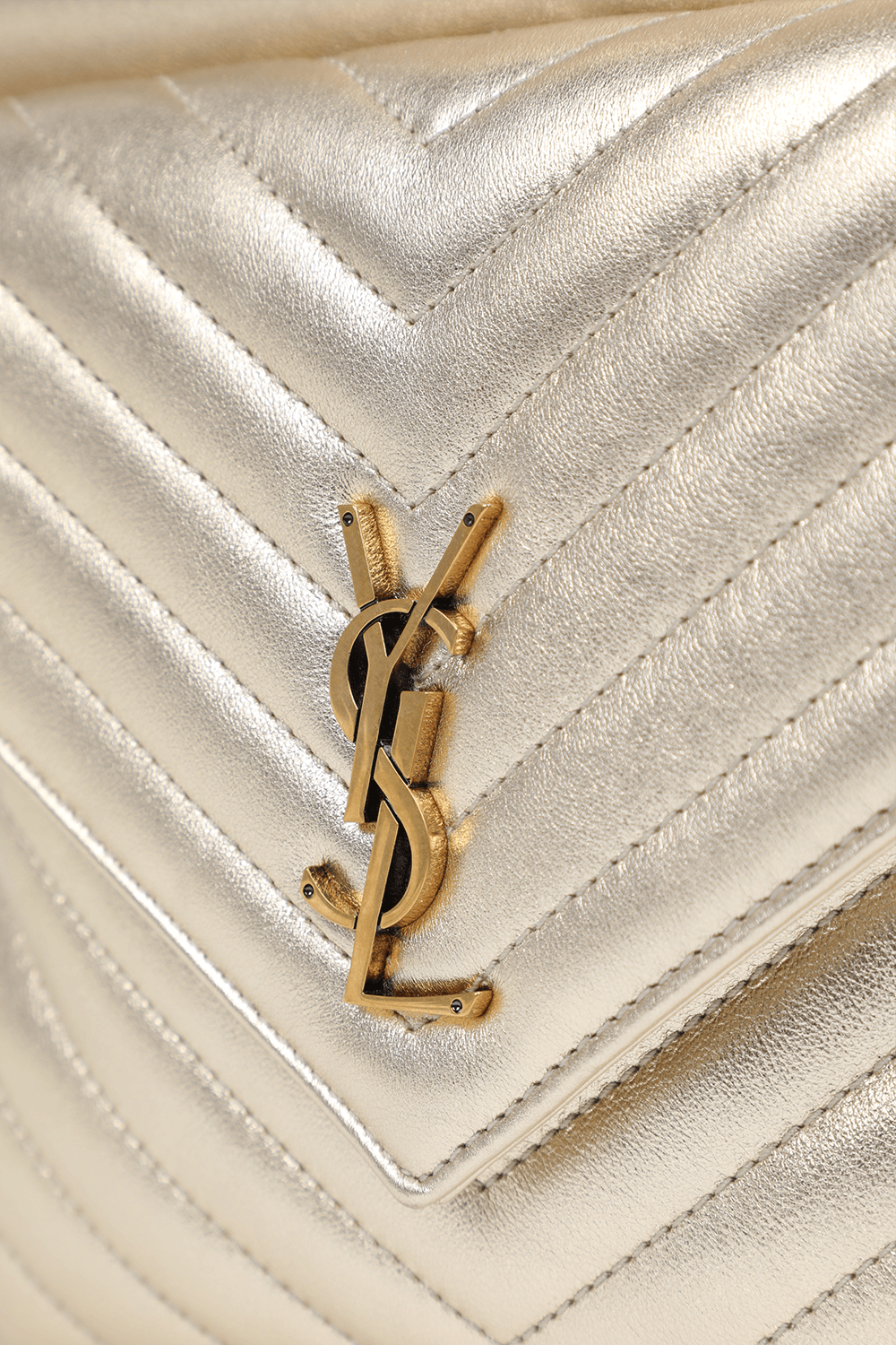 תמונת תקריב של תיק ג'ו מעור בגוון זהב פלטינה