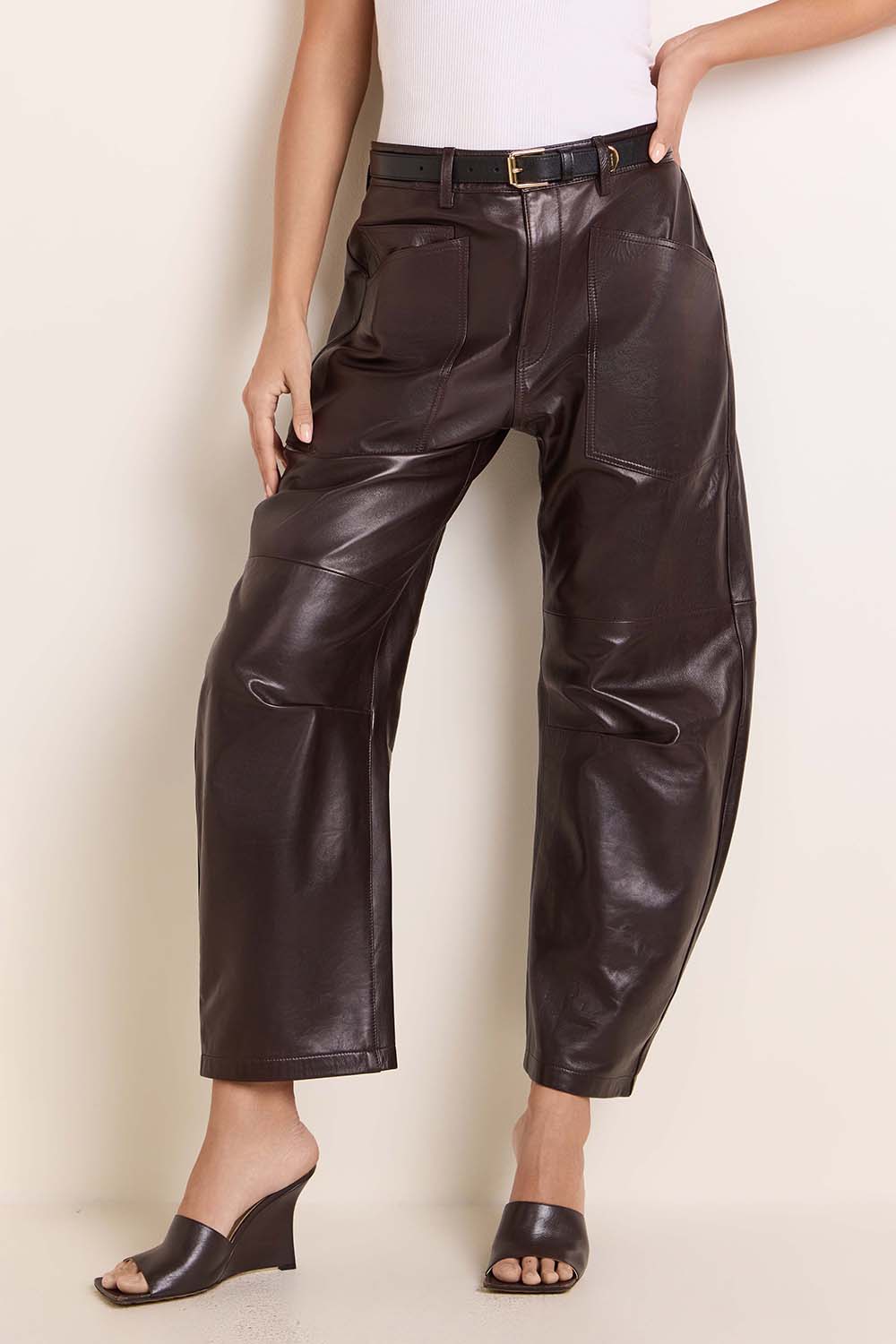 תמונת דוגמן קידמית של מכנסי עור בגזרת בלון