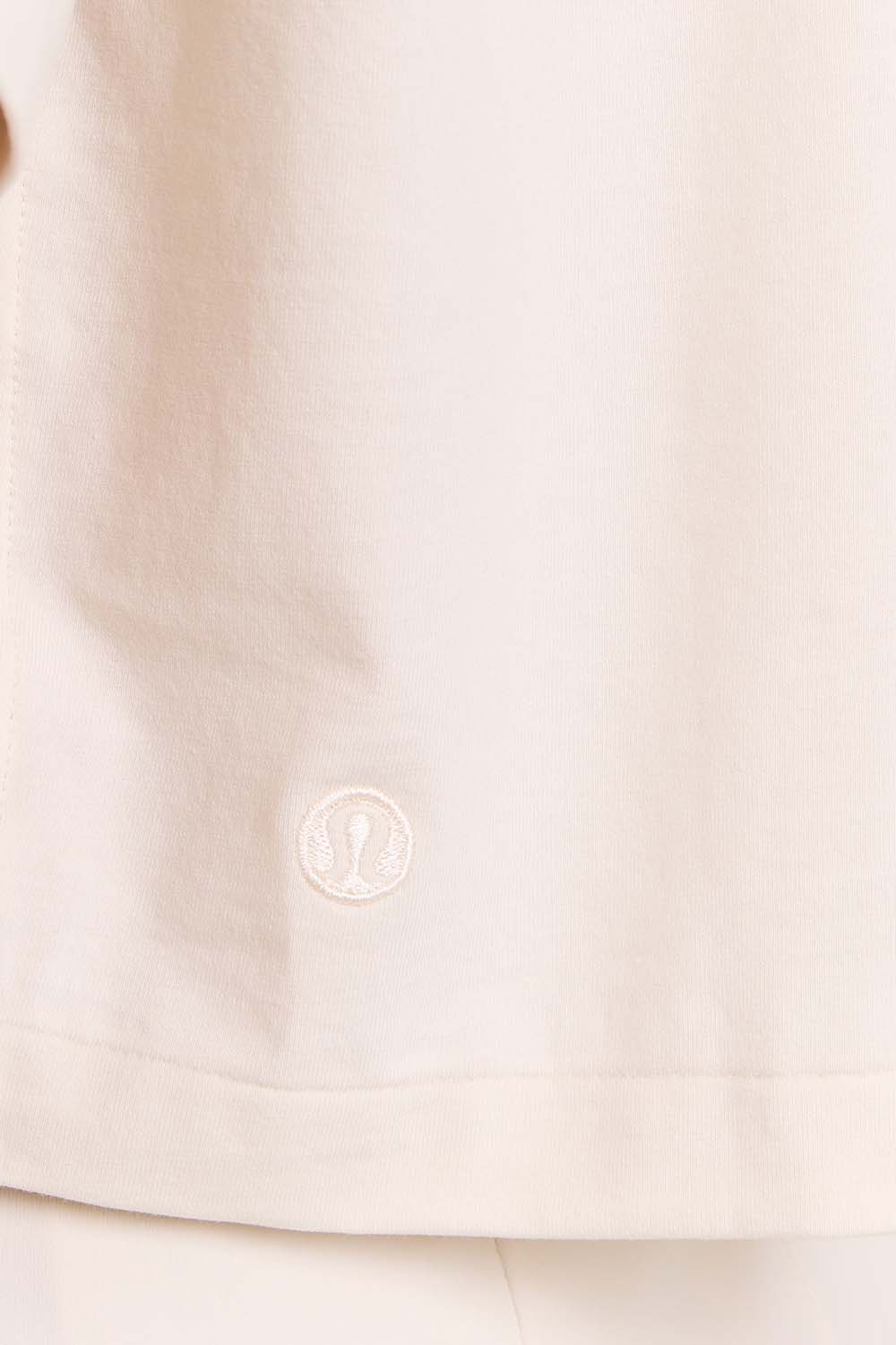 תמונת תקריב דוגמן של All Yours Organic Cotton Cropped T-Shirt