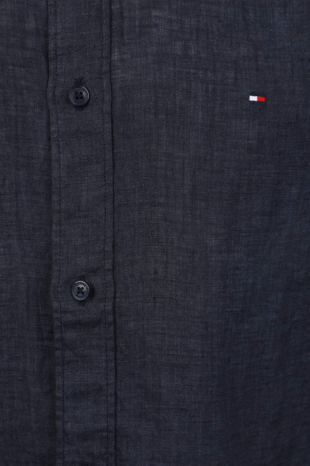 תמונה אחורית של חולצה מכופתרת כחולה מפשתן