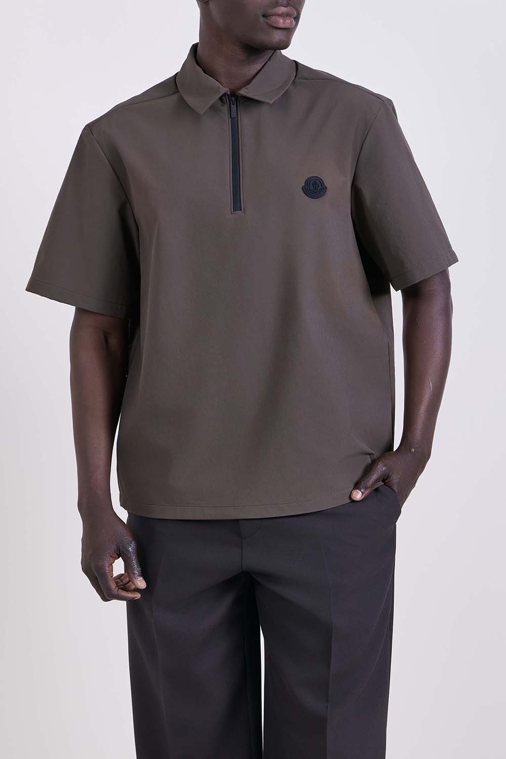 תמונת דוגמן קידמית של חולצת פולו