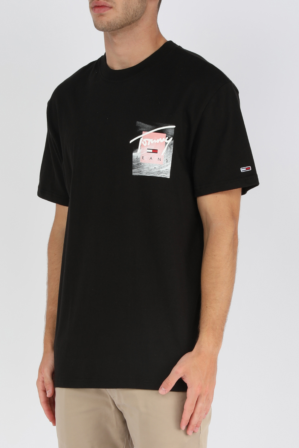 תמונת דוגמן קידמית של חולצת טי שחורה עם חתימת המעצב