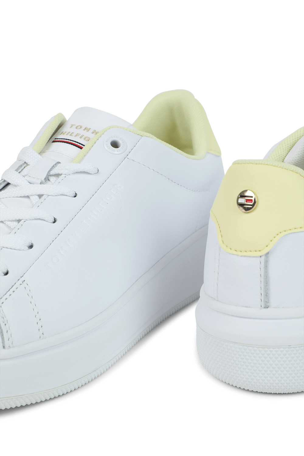 תמונת תקריב של נעלי סניקרס לבנות עם נגיעות צהובות