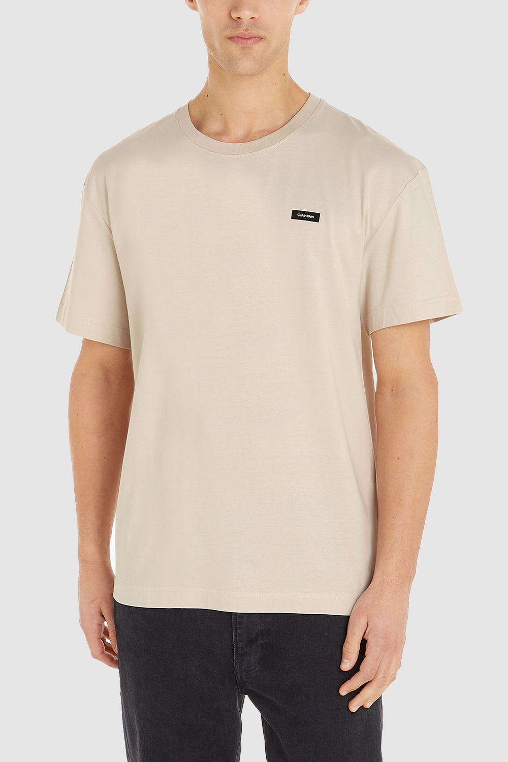 תמונת דוגמן קידמית של חולצת טי עם לוגו