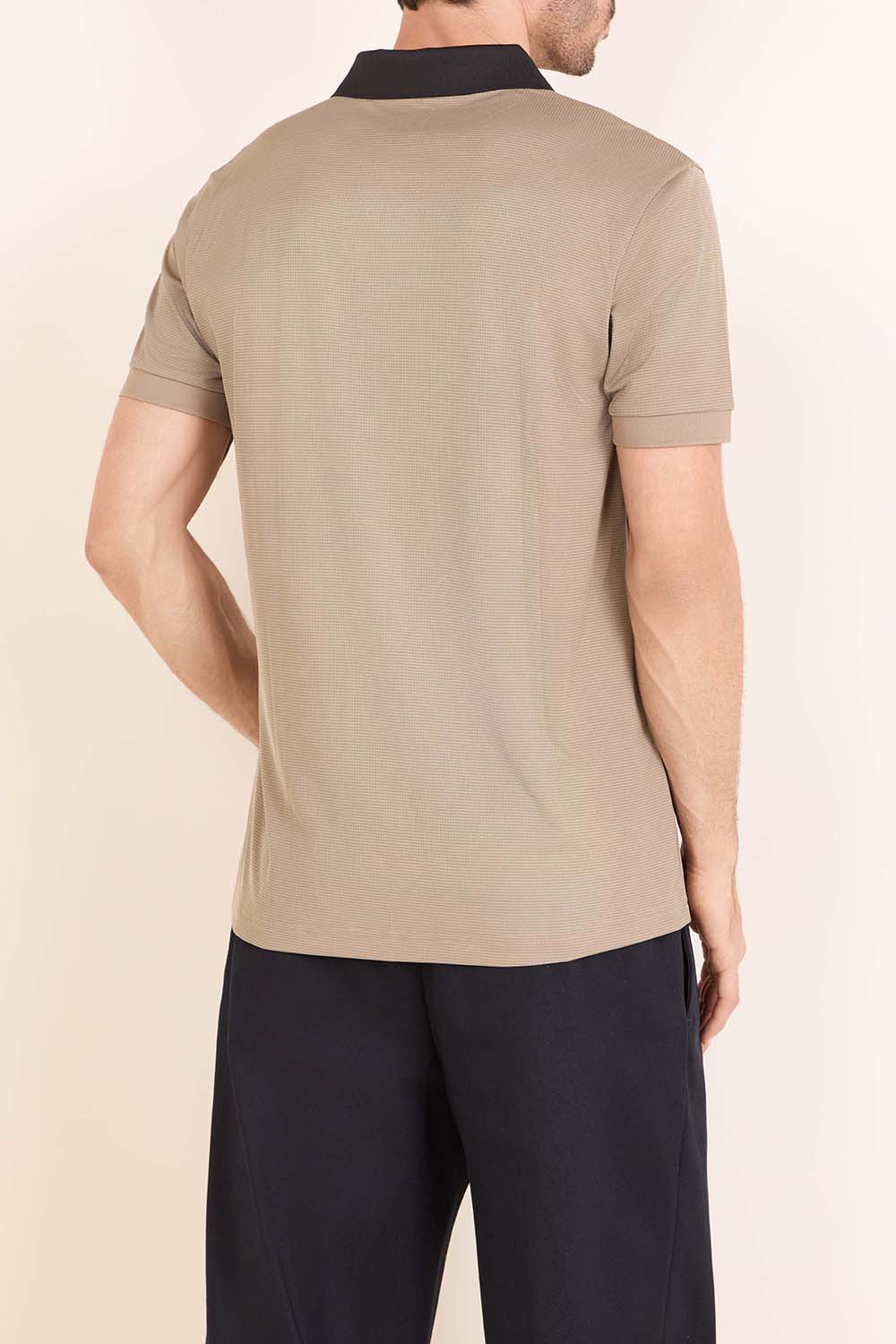 תמונת דוגמן אחורית של חולצת פולו לטניס סלים פיט