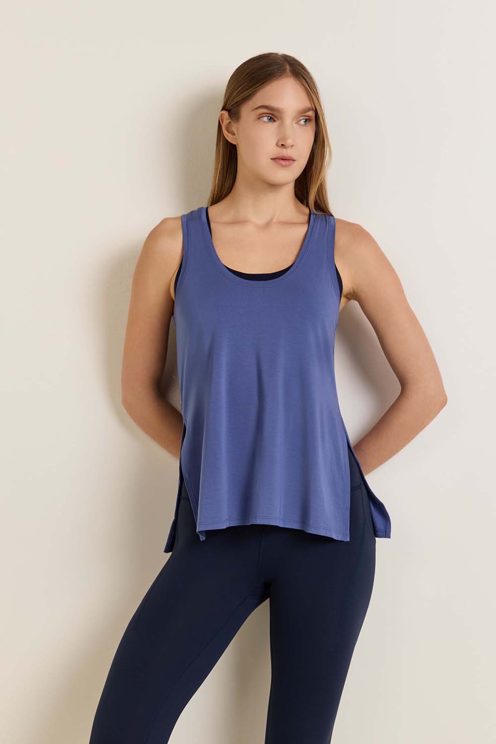 תמונת דוגמן קידמית של SilkAppeal Side-Slit Tank Top