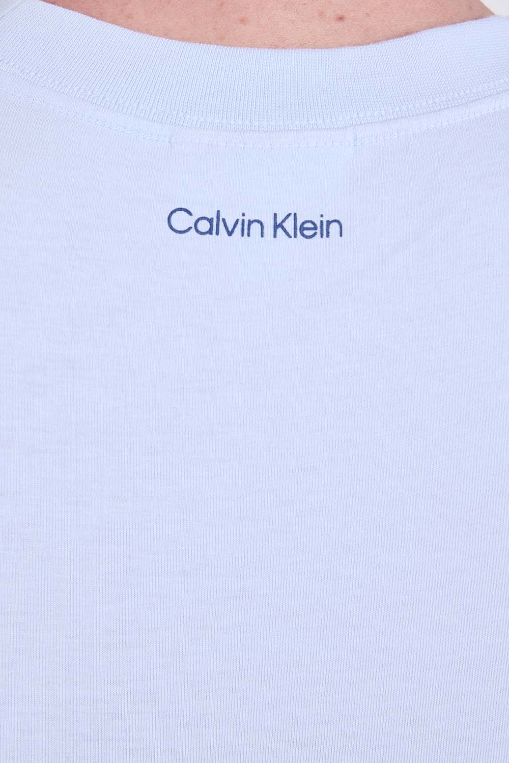 תמונת תקריב דוגמן של חולצת טי