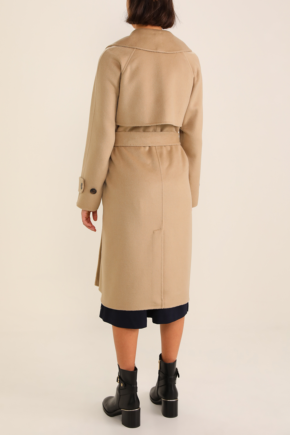 תמונת דוגמן אחורית של מעיל טרנץ' צמר ברכיסה כפולה