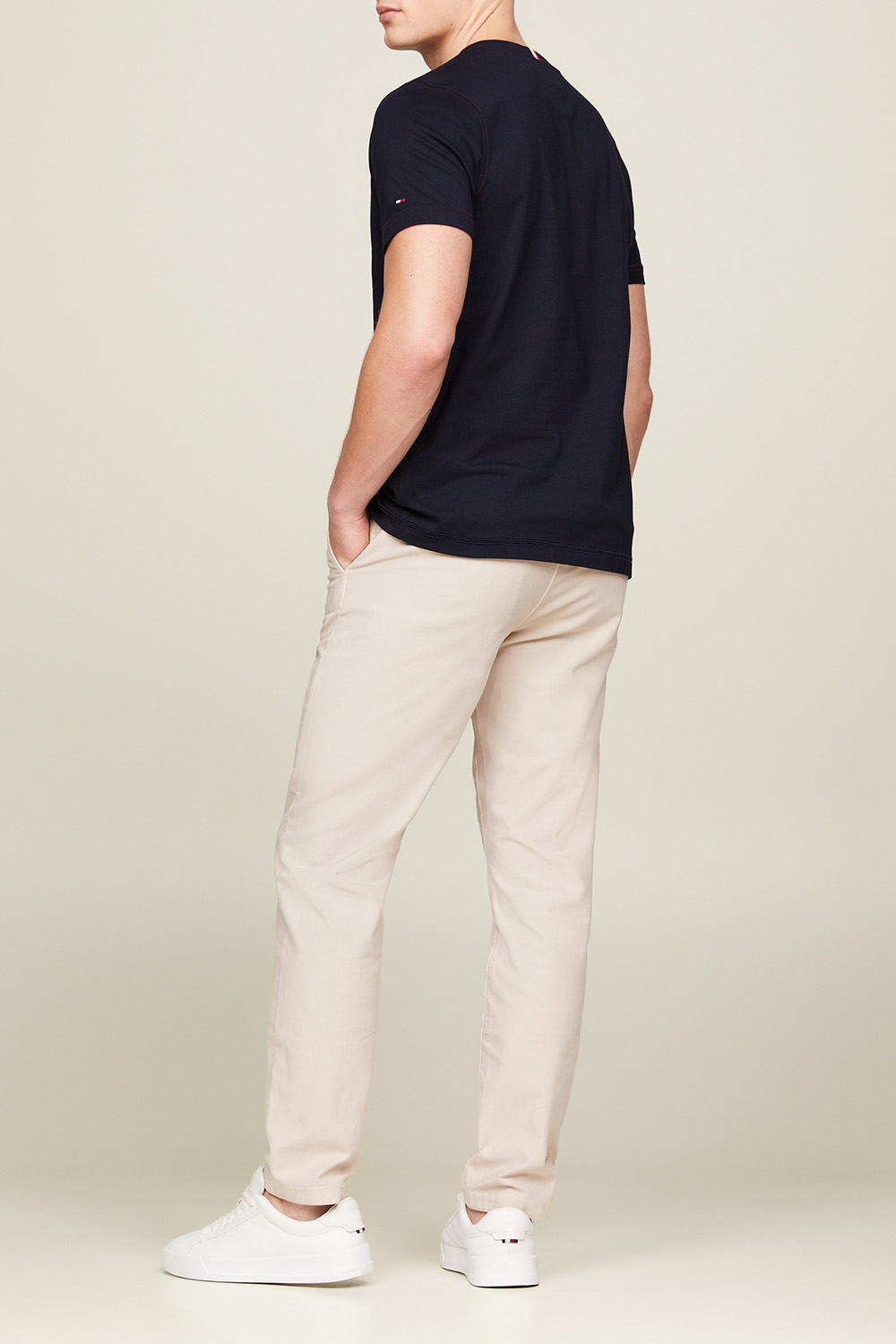 תמונת דוגמן אחורית של חולצת טי