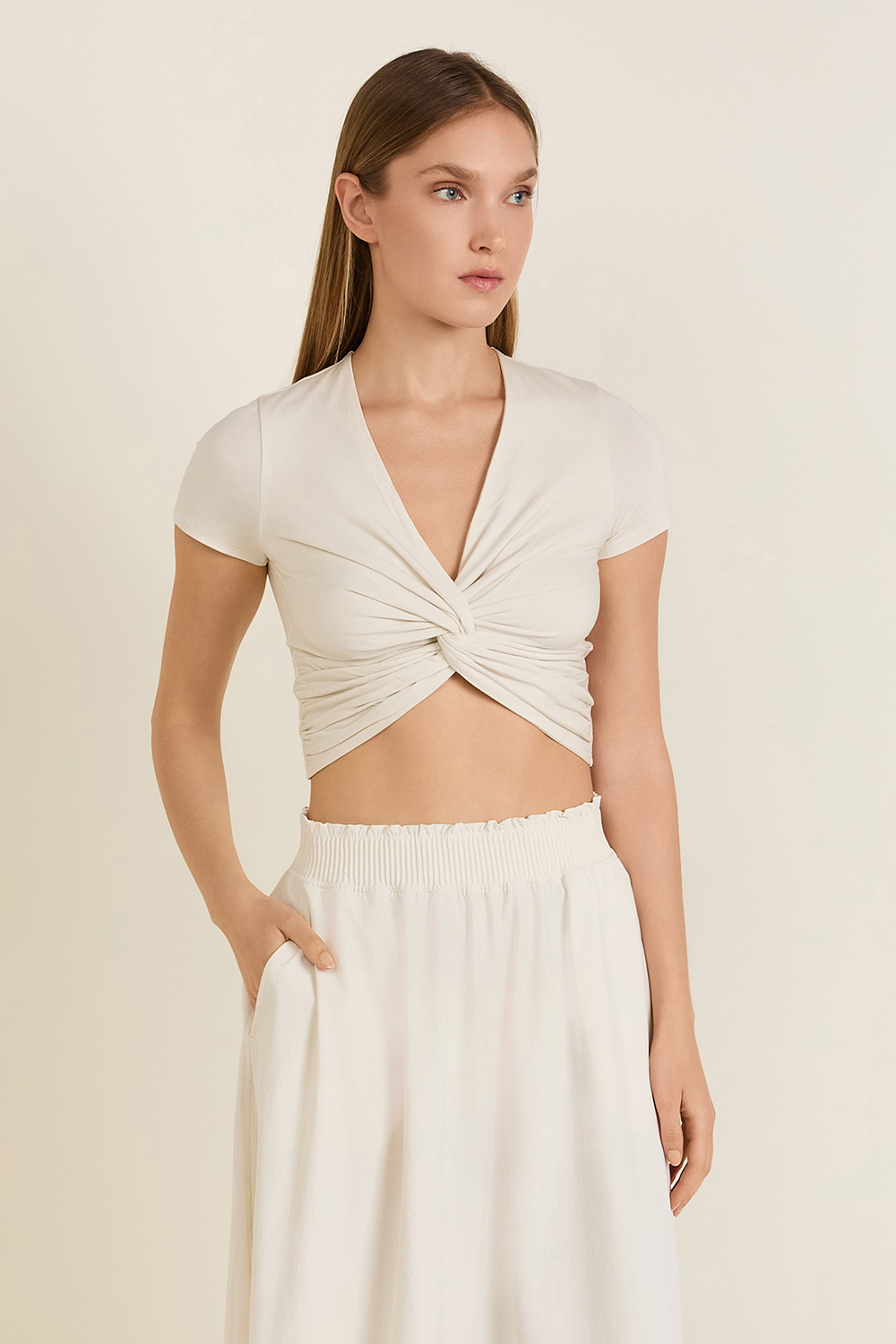 תמונת דוגמן קידמית של Modal Silk Twist-Back - Ribbed Yoga Tank Top