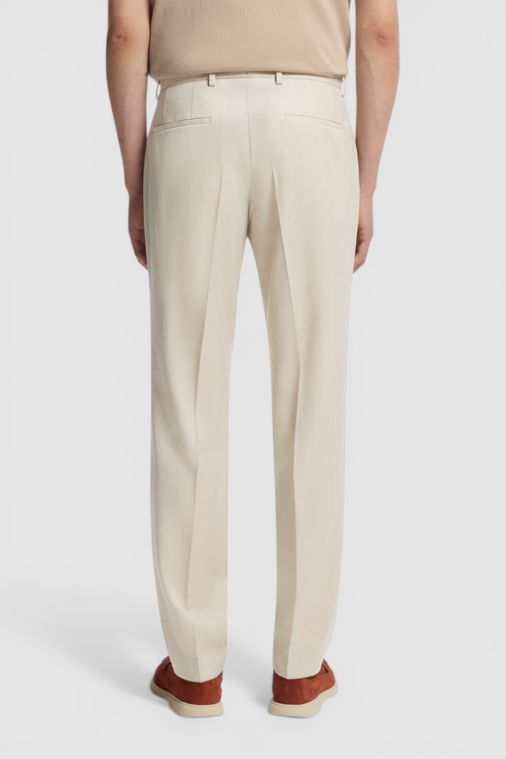 תמונת דוגמן אחורית של מכנסיים מחויטים