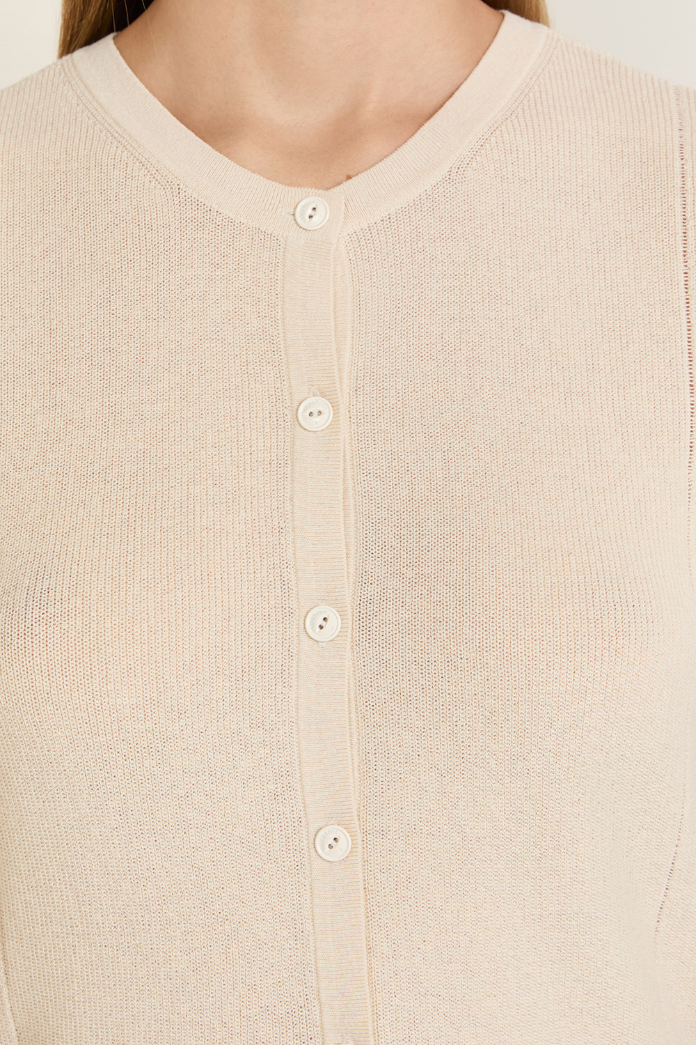 תמונת תקריב דוגמן של קרדיגן שרוולים קצרים