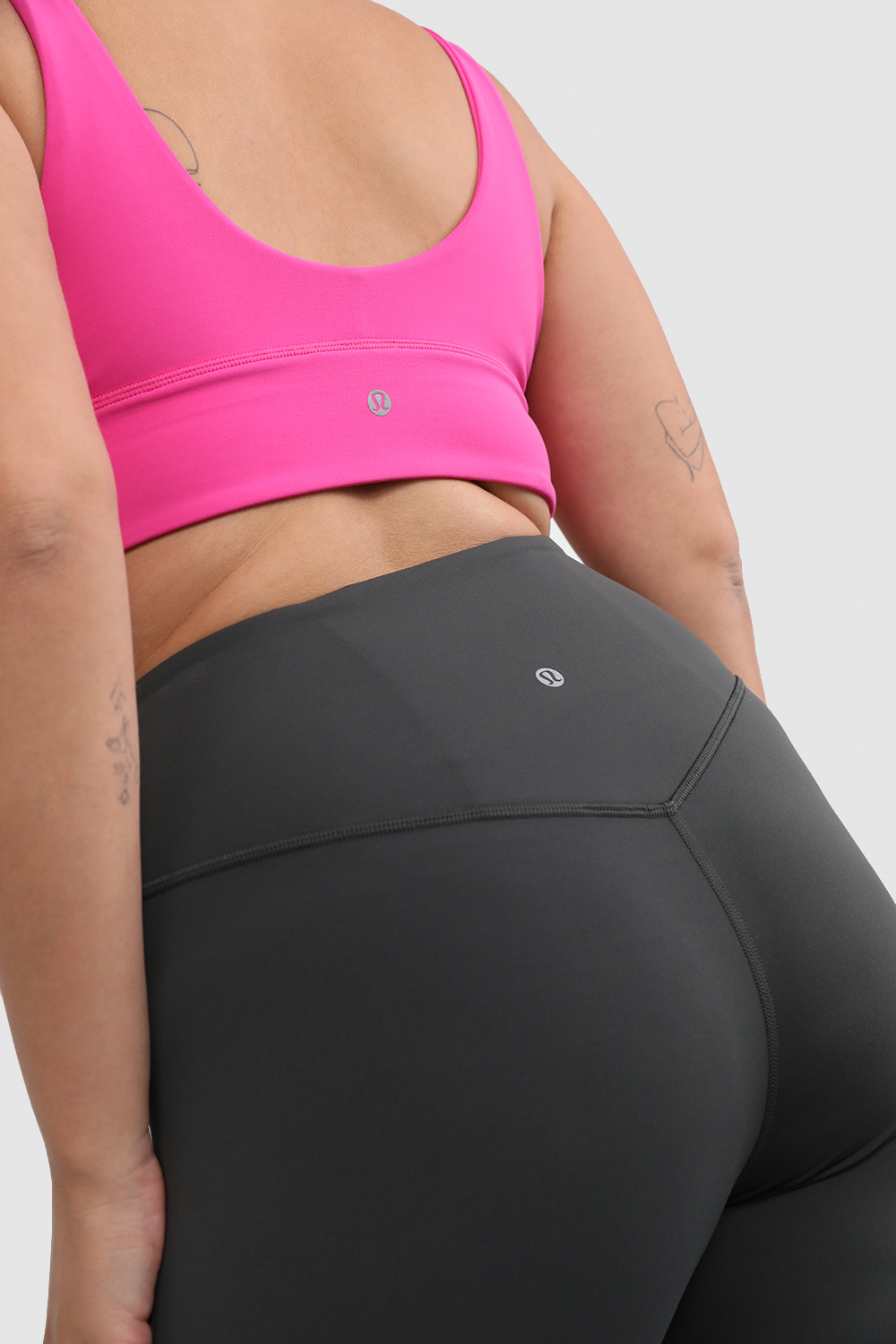 תמונת תקריב דוגמן של Align&trade; V-Waist Pant 25