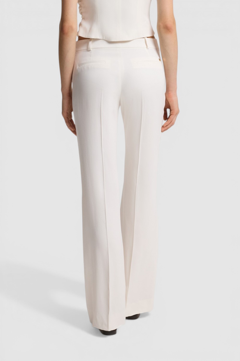 תמונת דוגמן אחורית של מכנסיים מחויטים בגזרה ישרה