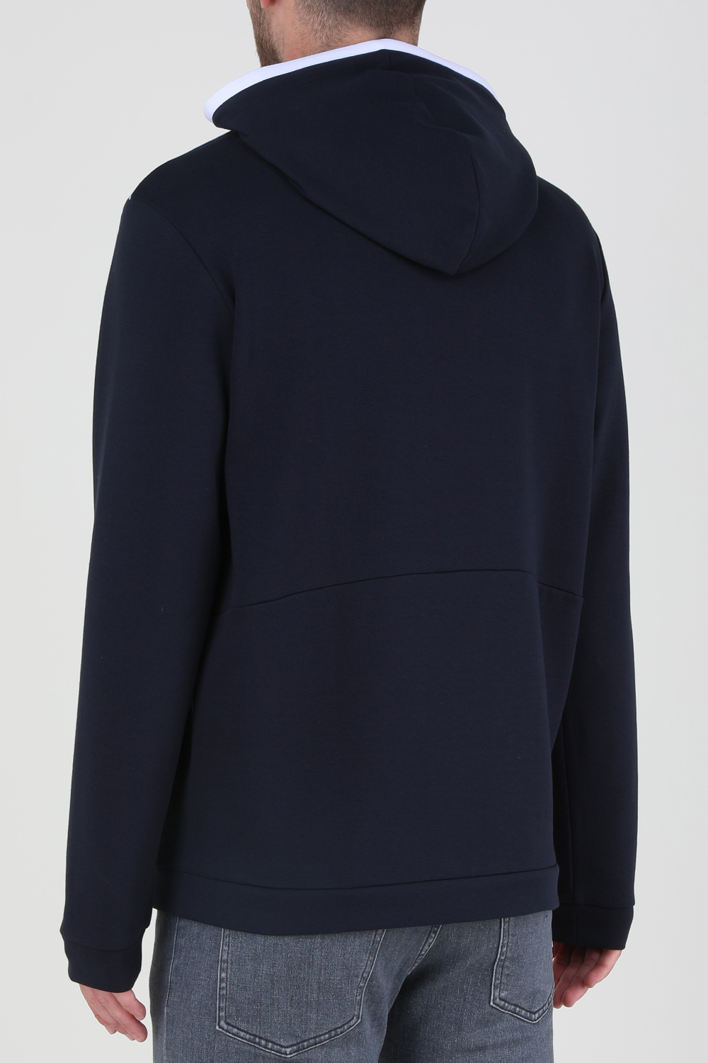 תמונת דוגמן אחורית של סווטשירט קפוצ'ון עם לוגו טייפ